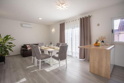 Apartments with swimming pool Kastel Stari, Kastela - 24273