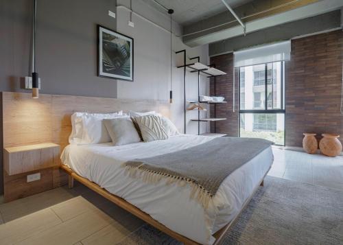 Ένα ή περισσότερα κρεβάτια σε δωμάτιο στο Cozy and Bright Studio Loft in Central Laureles