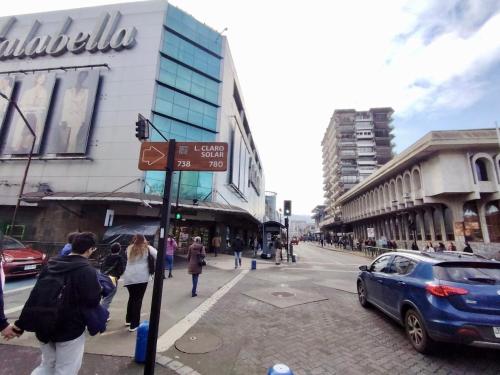 a group of people walking down a city street at Alojamiento céntrico a pasos de Tiendas in Temuco