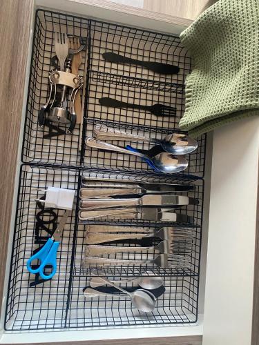 a wire drawer filled with lots of tools at Alojamiento céntrico a pasos de Tiendas in Temuco