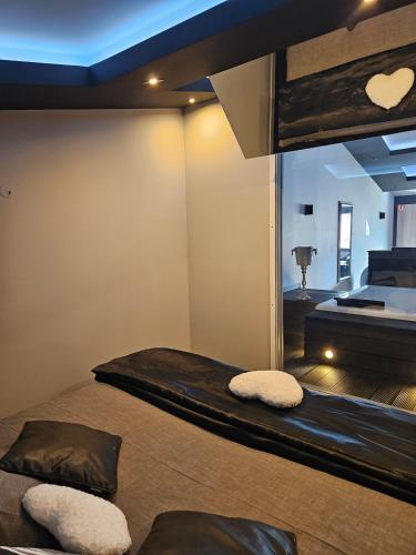 Love Room Le Jardin D'Éden في لاموت سيرفولكس: غرفة مع سرير بطابقين ومرآة