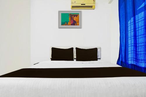 Кровать или кровати в номере Hotel O Airport Imperial