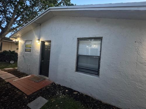 Casa blanca con ventana y puerta en Pacifica Fort Lauderdale Airport, en Dania Beach