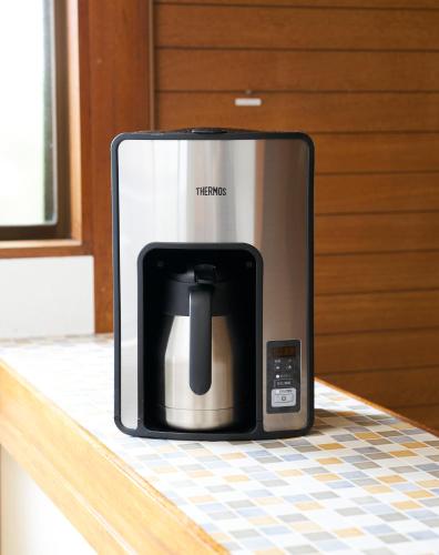 Tetera y cafetera en 最大10名様 徒歩で海1分 ｺﾝﾋﾞﾆ30秒 長谷駅6分 極楽寺駅6分 大仏12分 貸切一軒家96ｍ2 閑静な住宅地