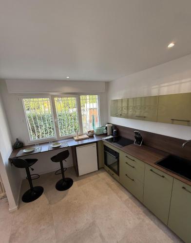 - une cuisine avec un comptoir et deux tabourets dans l'établissement Gourmet studio - charm & comfort, à La Seyne-sur-Mer