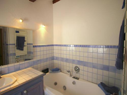Koupelna v ubytování Mansion in Var with Private Pool