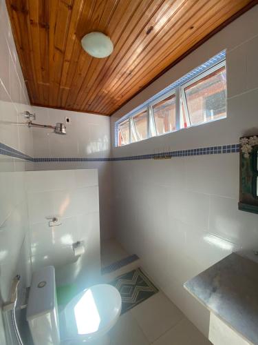 a bathroom with a toilet and a sink at Pousada Serra Morena in Serra do Cipo