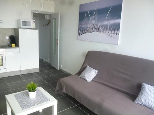 un salon avec un canapé et une table dans l'établissement le sunset, à Port-la-Nouvelle