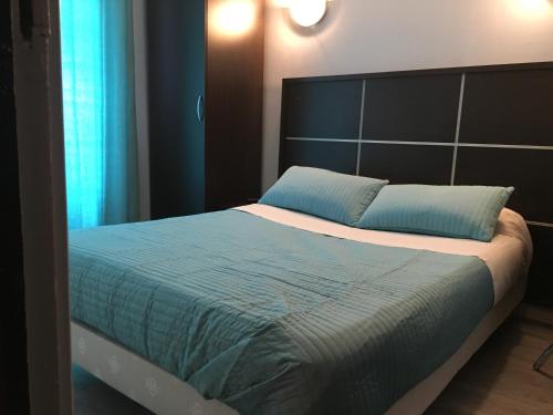 - une chambre avec un lit doté d'une grande tête de lit dans l'établissement Hotel du Globe 18, à Paris