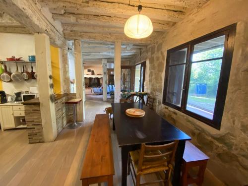 une cuisine et une salle à manger avec une table et une fenêtre dans l'établissement Beautiful large country house 4 bedrooms, à Teyssode