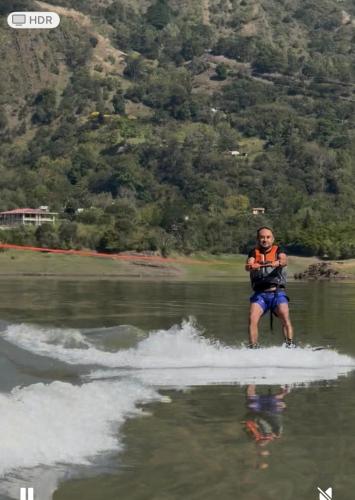 a man is water skiing in the water at Casa del lago garagoa Boyaca in Garagoa