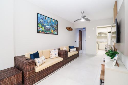a living room with a couch and a painting on the wall at Apartamento Garden Caiobá com Piscina Praia Brava in Matinhos