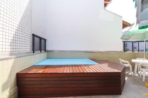 a swimming pool in the middle of a building at Apartamento Garden Caiobá com Piscina Praia Brava in Matinhos