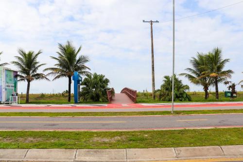 an empty street with palm trees and a skate park at Apartamento Garden Caiobá com Piscina Praia Brava in Matinhos