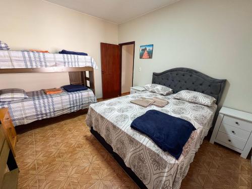 Ένα ή περισσότερα κρεβάτια σε δωμάτιο στο Casa Completa para até 5 hóspedes próx Santa Casa
