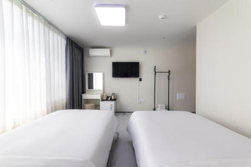 MJ Hotel Jongnoにあるベッド