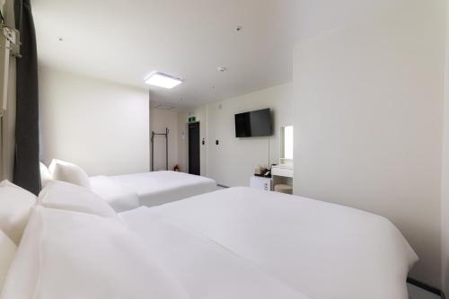 MJ Hotel Jongnoにあるベッド