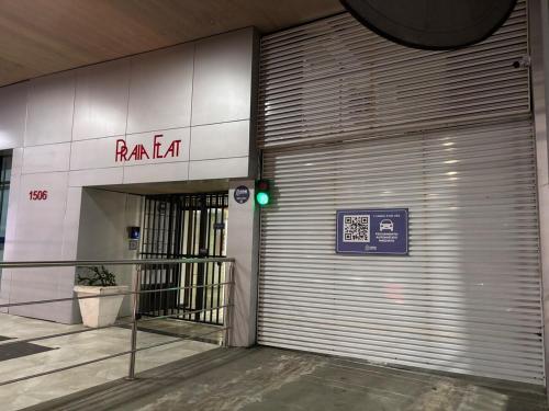an entrance to a building with a green light at Flat Assinado e Sofisticado in Vitória