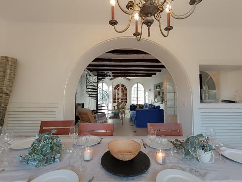 d'une salle à manger avec une table, des bougies et un lustre. dans l'établissement Villa familiale en bord de mer avec 6 chambres, WiFi, animaux admis, proche Saint-Brevin-l'Océan - FR-1-364-170, à Saint-Brévin-les-Pins