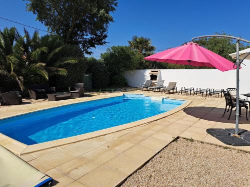 Maison confortable avec piscine privée, 3 chambres, proche forêt et plage. - FR-1-323-542