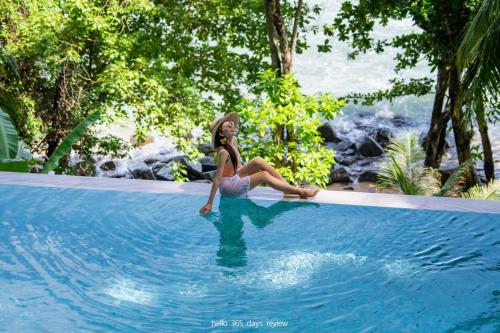 สระว่ายน้ำที่อยู่ใกล้ ๆ หรือใน Baan Krating Khao Lak Resort - SHA plus