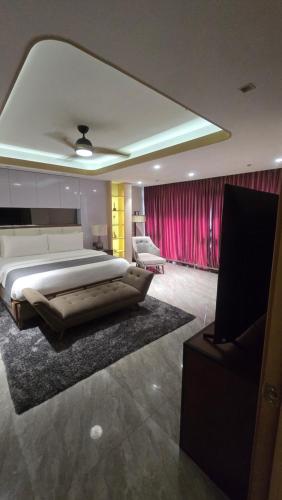 Postel nebo postele na pokoji v ubytování One Euphoria Luxe Hotel