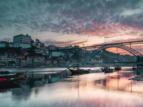 Stylish Porto studio with city views