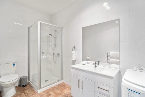Ένα μπάνιο στο Elegant Foundations Cozy 2BR Retreat