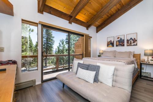 a bedroom with a bed and a couch at Mountain Getaway - Lake Tahoe - Incline Village - Private Garage in Incline Village