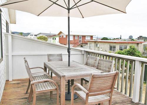 Balkoni atau teres di HINE110 - Whangamata by the Beach