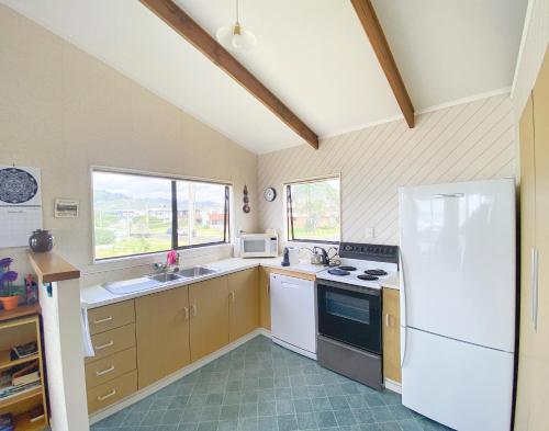 Dapur atau dapur kecil di HINE110 - Whangamata by the Beach