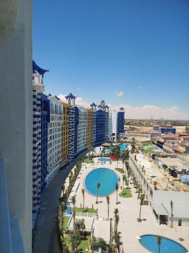 una vista de la piscina en un resort en Chalets for rent Portomarino Alamin, en El Alamein