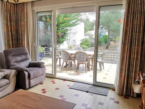 - un salon avec un canapé, une chaise et une table dans l'établissement Maison 3 chambres, 150 m de la plage, 4/6 pers, WI-FI, terrasse, parking, proche commerces, La Tranche sur Mer - FR-1-357-23, à La Tranche-sur-Mer