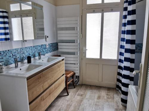 une salle de bain avec deux lavabos et un miroir dans l'établissement Maison 3 chambres, 150 m de la plage, 4/6 pers, WI-FI, terrasse, parking, proche commerces, La Tranche sur Mer - FR-1-357-23, à La Tranche-sur-Mer