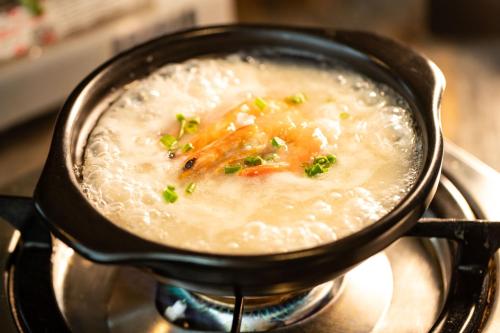 einen Topf Suppe auf dem Herd in der Unterkunft The Westin Haikou in Haikou