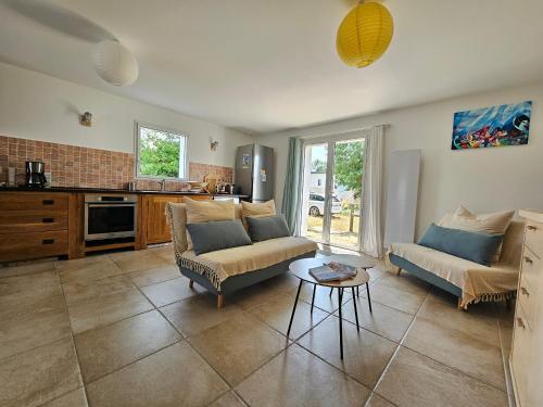 un salon avec deux canapés et une table dans l'établissement Jolie Villa à 120m Plage - 4 Pers - La Faute-sur-Mer - FR-1-476-233, à La Faute-sur-Mer