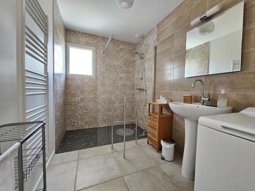 une salle de bain avec douche et lavabo dans l'établissement Jolie Villa à 120m Plage - 4 Pers - La Faute-sur-Mer - FR-1-476-233, à La Faute-sur-Mer