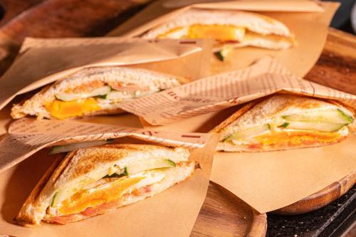 Eine Gruppe von Sandwiches in Schachteln auf einem Tisch in der Unterkunft The Westin Haikou in Haikou