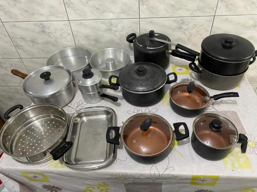a group of pots and pans sitting on a stove at APÊ VISTA MAR, 20mts DA PRAIA, ESPAÇOSO E ACONCHEGANTE-56m2- WIFI- 1 DORM-ELEVADOR- 6 PESSOAS in Praia Grande