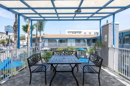 a picnic table and chairs on a patio at Hollywood City Inn in Los Angeles
