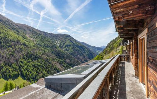 MörtschachにあるFerienwohnung Bergaussichtの山々を背景にした家のバルコニーからの眺め