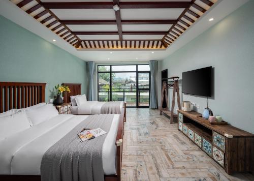 Una cama o camas en una habitación de Togeruoge-Qishi Inn