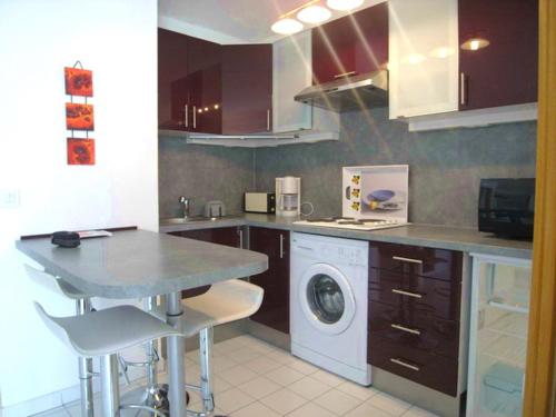 Il comprend une cuisine équipée d'un lave-linge et d'un sèche-linge. dans l'établissement Bel appartement 2 pièces, 4 pers, Port Argelès, plage et commerces proches, parking inclus - FR-1-776-78, à Argelès-sur-Mer