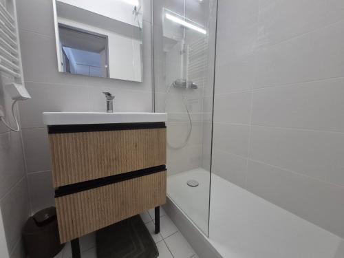 une salle de bain blanche avec un lavabo et une douche dans l'établissement Bel appartement 2 pièces, 4 pers, Port Argelès, plage et commerces proches, parking inclus - FR-1-776-78, à Argelès-sur-Mer