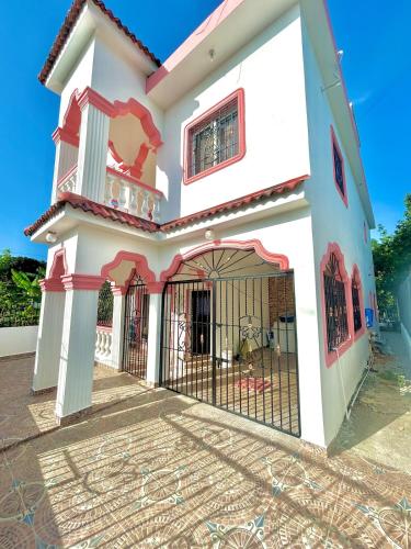 a house with a gate in front of it at Villa Rosa 3 Habitaciones Balcones Aire Acondicionado Espacio Ideal Para Tu Familia O Grupo in Río San Juan