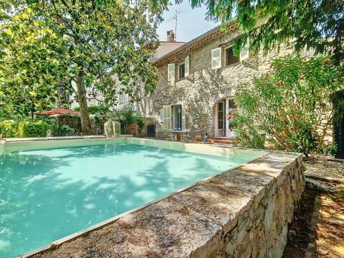 une piscine devant une maison dans l'établissement Charmante Villa à Montauroux, Piscine Privée, 8 Pers., Golf - FR-1-779-10, à Montauroux