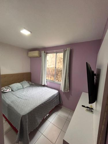 Un dormitorio pequeño con una cama y una ventana. en Apto Cop30 - Ideal BR - Completo, en Ananindeua