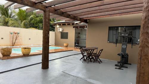 Μπαλκόνι ή βεράντα στο Nova Mutum casa com piscina