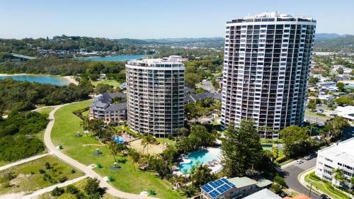 une vue aérienne sur deux grands bâtiments et un parc dans l'établissement Royal Palm Resort on the Beach, à Gold Coast