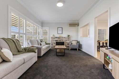 Μια τηλεόραση ή/και κέντρο ψυχαγωγίας στο Kennington House 3BR Home in Bendigo City